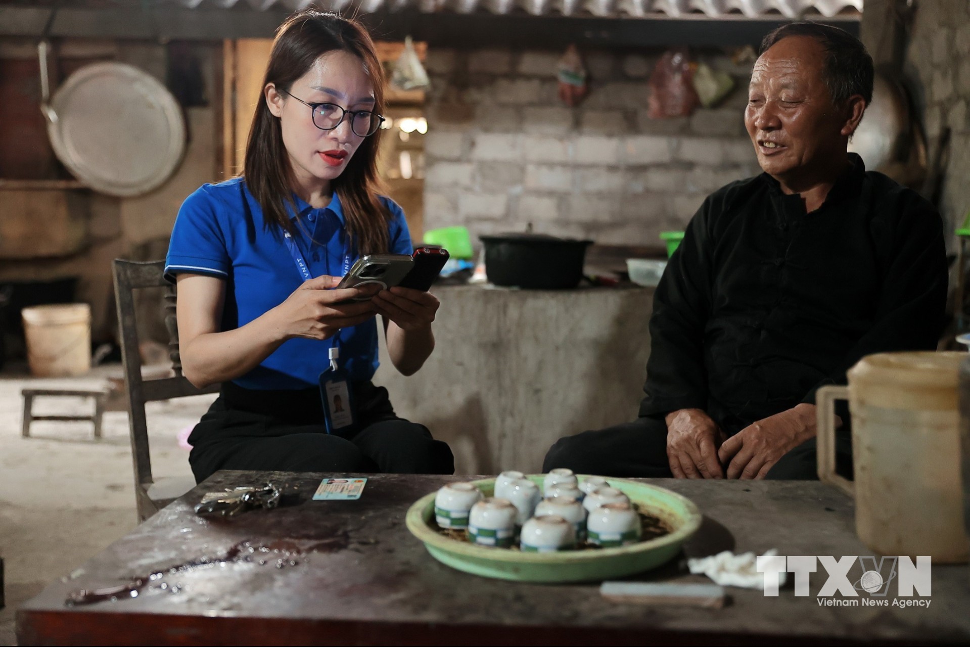 Nhân viên VNPT Lào Cai đến tận hộ gia đình hỗ trợ xác thực sinh trắc học, chuẩn hóa thông tin thuê bao cho người dân tại thôn Bản Phố 2C, xã Bắc Hà, tỉnh Lào Cai. (Ảnh: Minh Quyết/TTXVN)